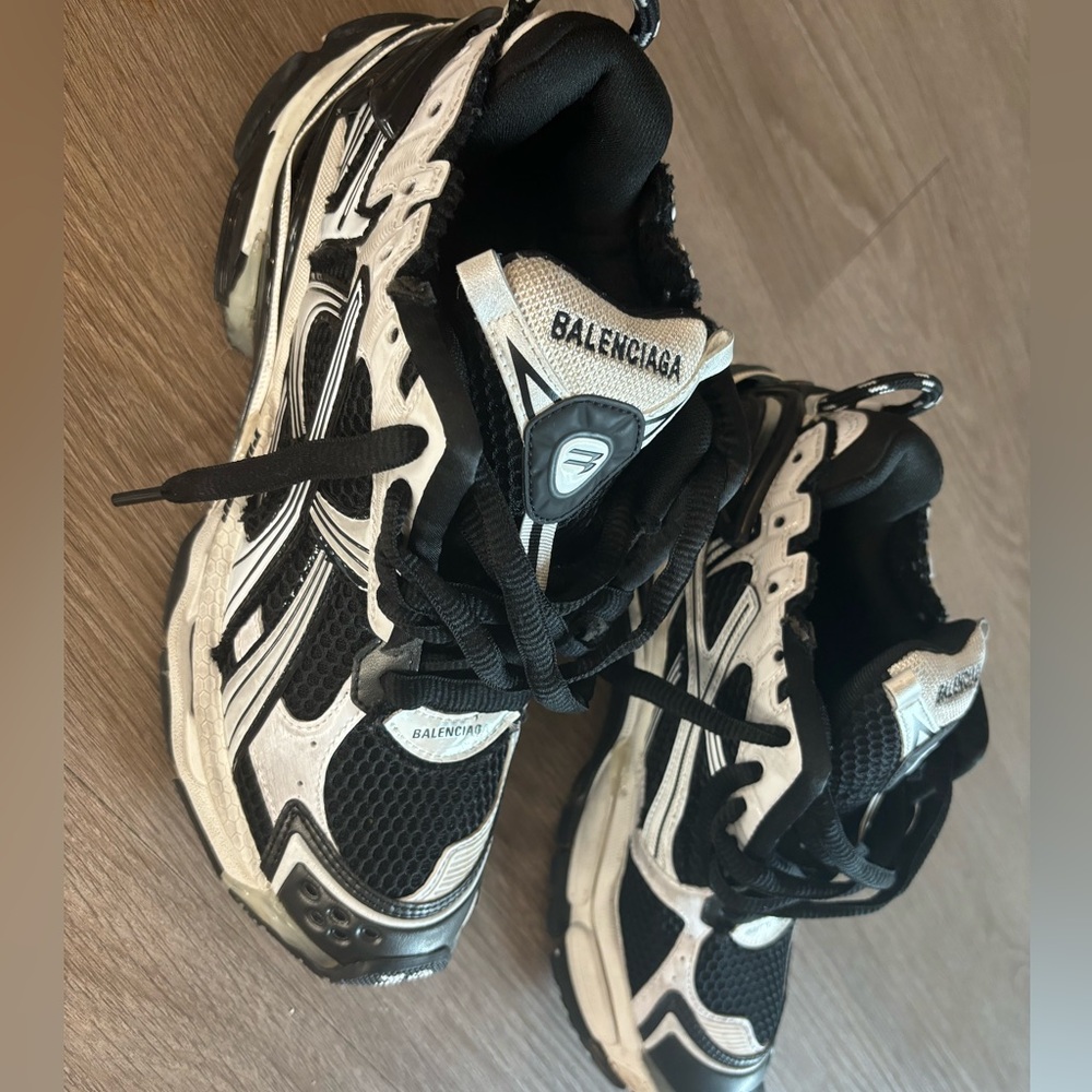 MEN'S RUNNER SNEAKER BALENCIAGA WHITE AND BLACK SIZE 6